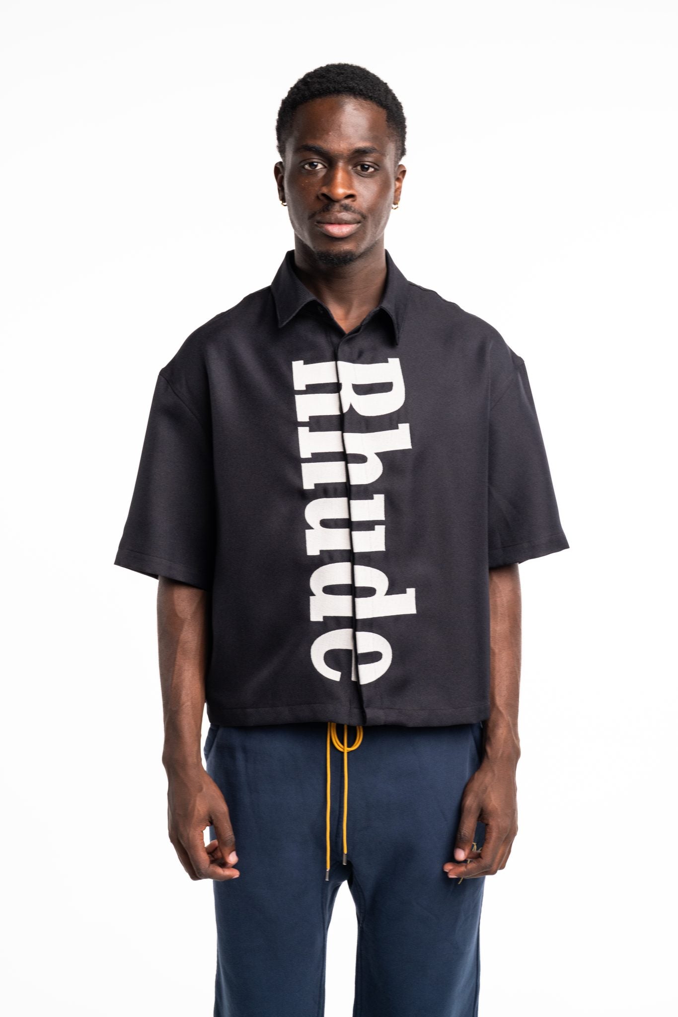 RHUDE MEN’S CENTER LOGO BUTTON UP SHIRT BLACK/WHITE