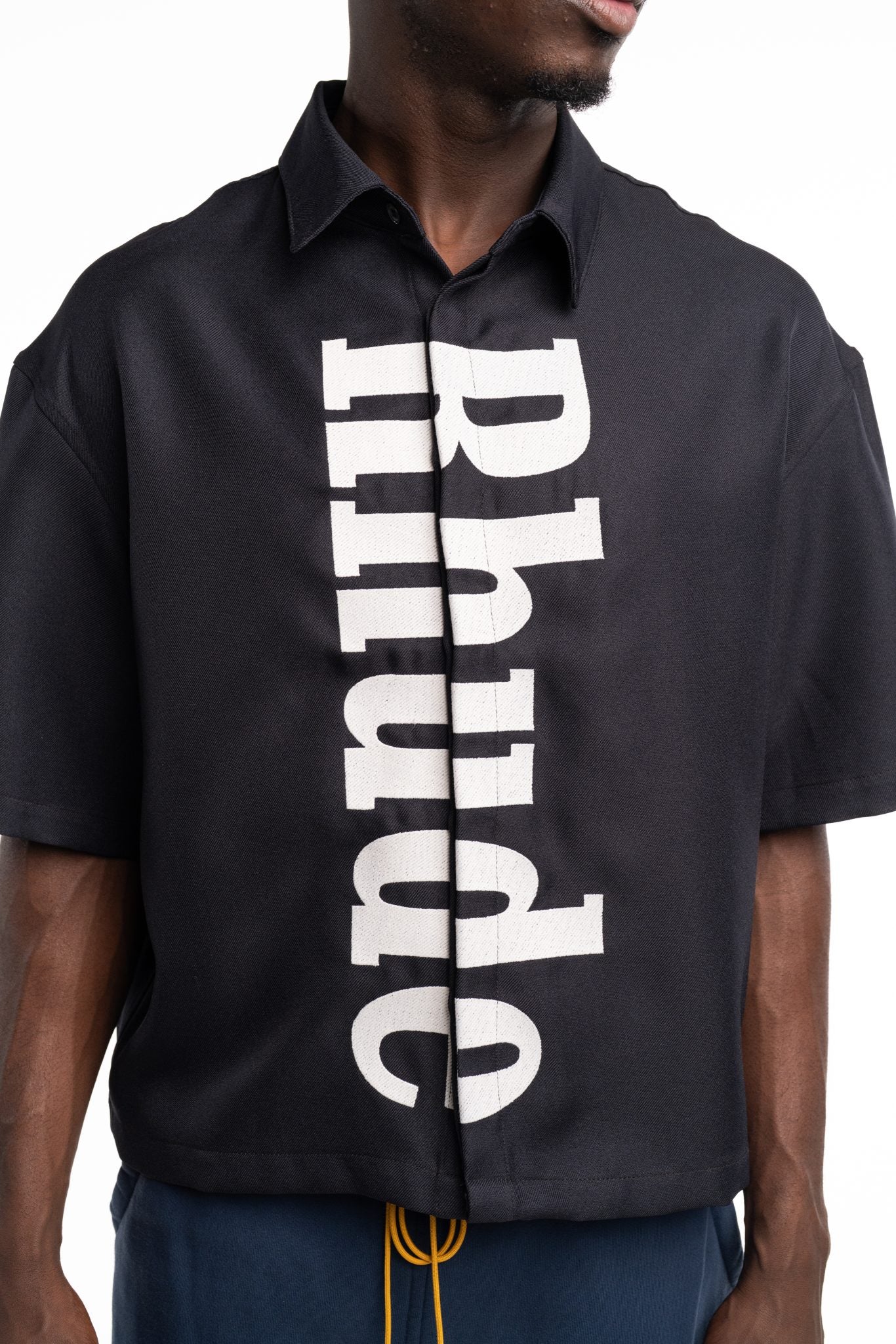 RHUDE MEN’S CENTER LOGO BUTTON UP SHIRT BLACK/WHITE